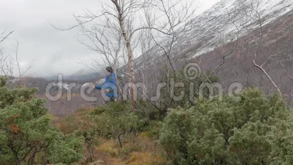 一个人徒步旅行停下来欣赏群山积极生活视频的预览图