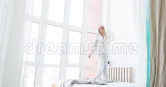 快乐女人跳舞在家睡觉视频的预览图