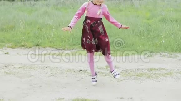 一个小女孩跑过田野视频的预览图