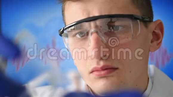 防护眼镜科学家视频的预览图