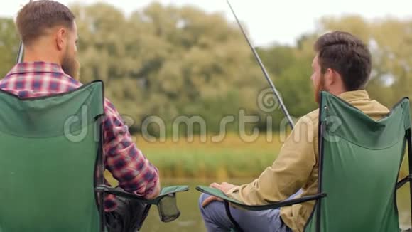 快乐的朋友在湖上钓鱼和聊天视频的预览图