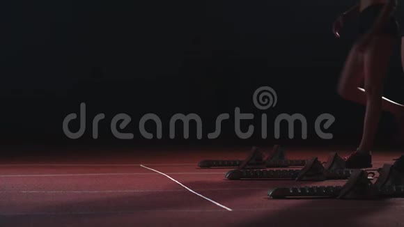 3个穿着黑色衣服的女孩在比赛开始前垫着灯光开始比赛视频的预览图