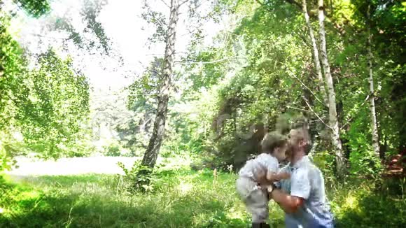 可爱的孩子和父亲视频的预览图
