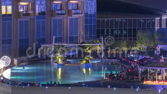 迪拜码头夜间折叠式屋顶游泳池视频的预览图