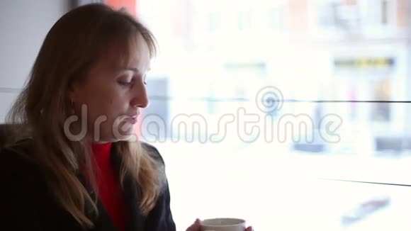 咖啡馆里喝茶的女孩视频的预览图