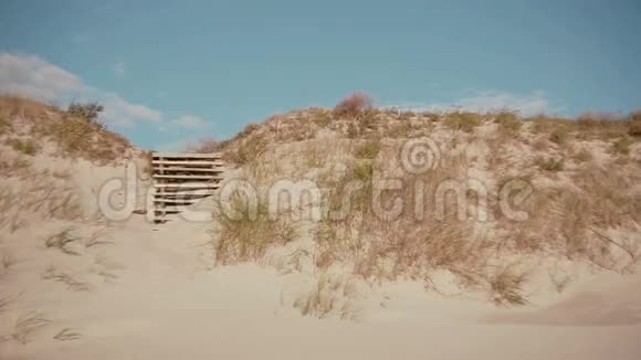 一幅白色沙丘的景象几乎没有干草覆盖视频的预览图