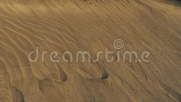 女人在沙丘上逃跑沙子上的脚印沙漠日落动作缓慢视频的预览图