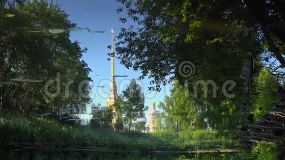 彼得保罗要塞的尖顶倒映在水中彼得堡4K视频的预览图