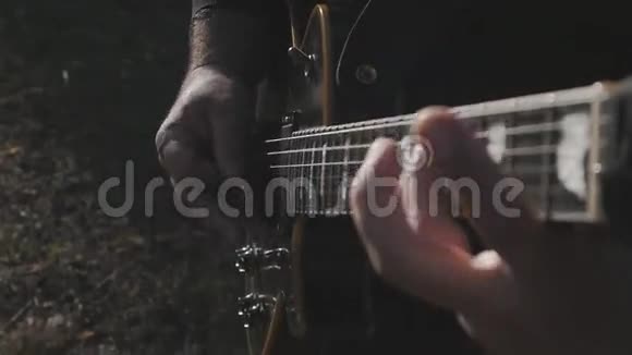 男子在户外慢动作演奏电吉他视频的预览图