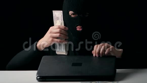 一个在巴拉克拉瓦的黑客算钱网络犯罪视频的预览图