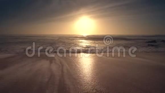 空中雄蜂看到海上美丽的日出海浪冲刷沙滩视频的预览图
