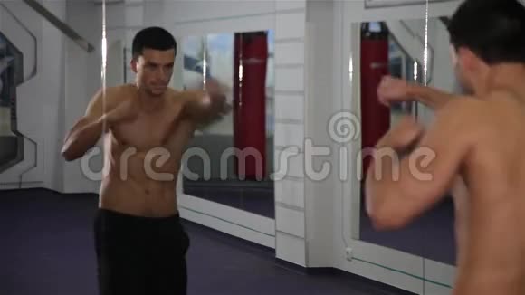 拳击手在镜子前完成击打视频的预览图