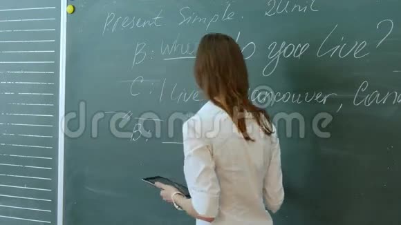 年轻的女教师在学校的课堂上和课堂上谈论英语课视频的预览图
