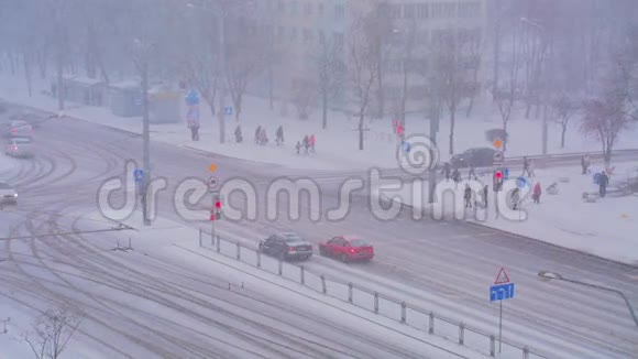 雪在城市里路上汽车在雪地上行驶视频的预览图