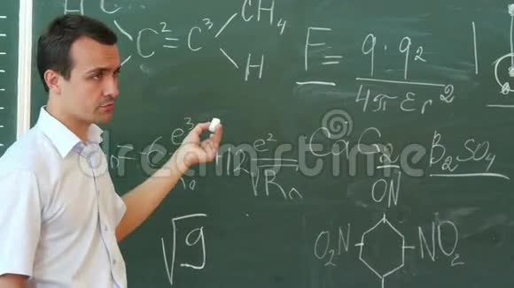 Teacherrof化学领导讲座和解释一些东西视频的预览图