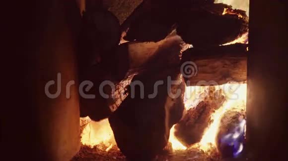一大堆柴火烧在一个砖砌的壁炉里火焰的火焰迸起真正的柴火很温暖视频的预览图