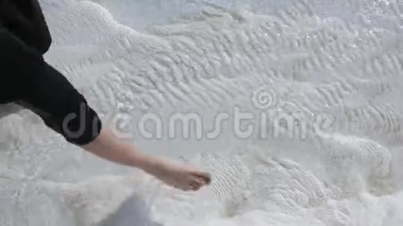 帕姆克卡莱流水中的女人腿视频的预览图