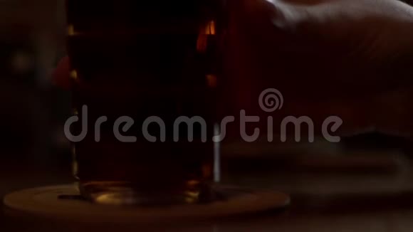 啤酒杯站在桌子上酒吧女服务员拿着玻璃啤酒视频的预览图
