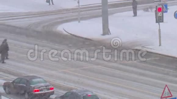 雪在城市里路上汽车在雪地上行驶视频的预览图
