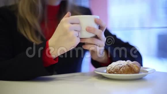咖啡馆里喝茶的女孩视频的预览图