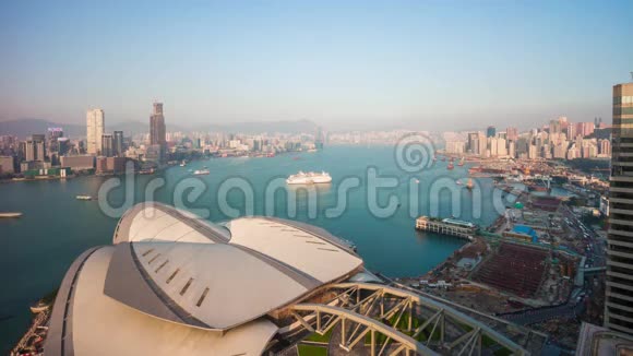 香港晴天歌剧院屋顶湾全景4k时间流逝中国视频的预览图