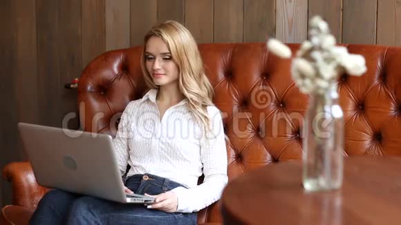 女人在网上购物视频的预览图