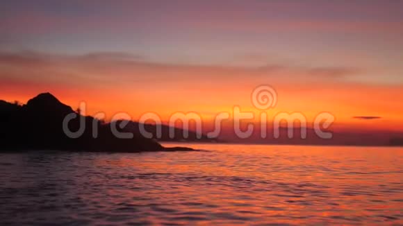 美丽的日落覆盖热带海滩令人惊叹的颜色慢动作3840x2160视频的预览图