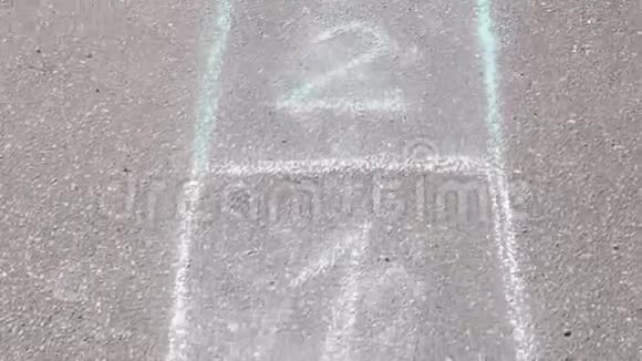 公园里沥青上的霍普斯科特游戏用彩色粉笔画的视频的预览图