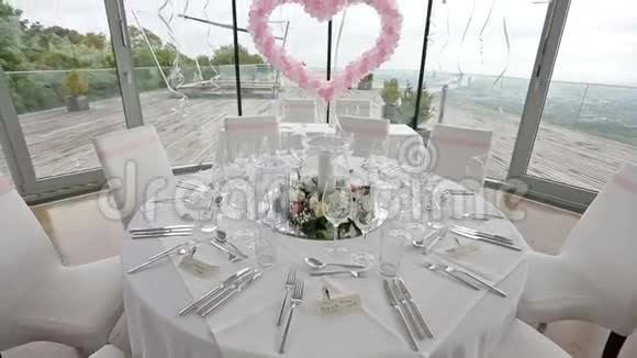 桌子上摆着客人豪华婚礼大厅装饰着粉红色的气球和鲜花视频的预览图