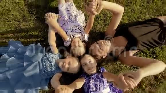 妈妈带着三个女儿开心视频的预览图