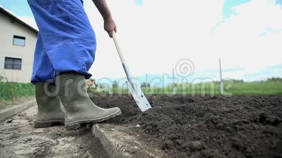 农民用铁锹把周围的泥土铲近视频的预览图