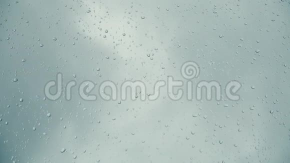 雨落在窗户上乌云密布的天空视频的预览图