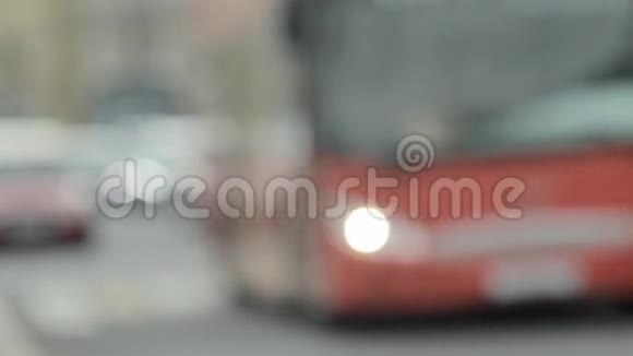 城市交通和行人过马路视频的预览图