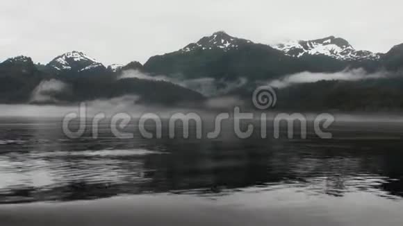 在阿拉斯加背景山脉的太平洋水上雾中的大船视频的预览图