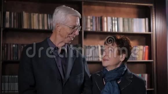 浪漫幸福资深夫妻在家老两口在图书馆里笑视频的预览图