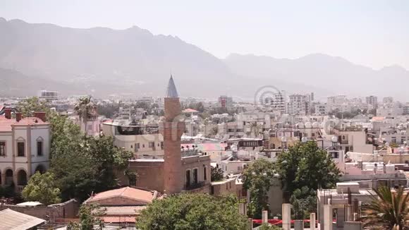 一座清真寺对阿拉伯城市的看法靠近大海的阿拉伯城市阿拉伯城市的尖塔穆斯林穆斯林城市视频的预览图