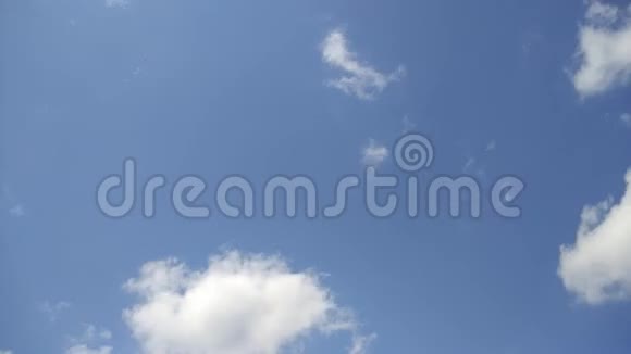 蓝天与云在速度延时运动很好的抽象自然背景视频的预览图