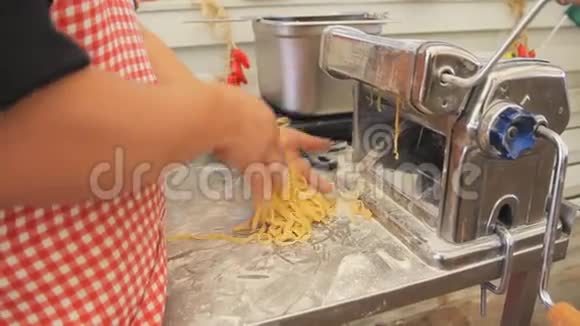 用传统的面食机做新鲜面食烹饪过程厨师使用面食切割机面条视频的预览图