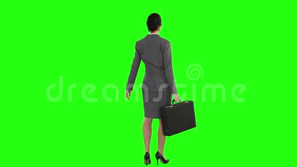 商务女性走路站着边看边等视频的预览图