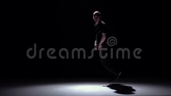现代舞男一只手跳黑色阴影慢动作视频的预览图