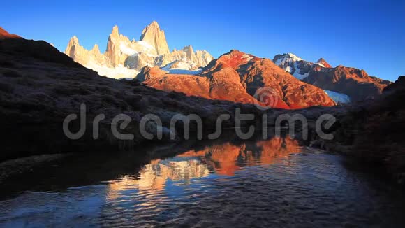在一个小湖上看到菲茨罗伊的霜雪日出阿根廷巴塔哥尼亚视频的预览图