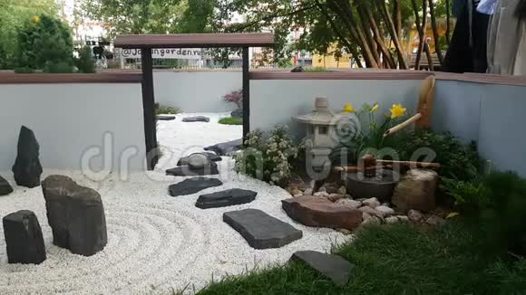 水滴在日本花园里视频的预览图
