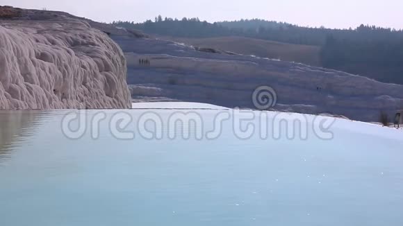土耳其Pamukkale的水池和石灰华地层中的水视频的预览图