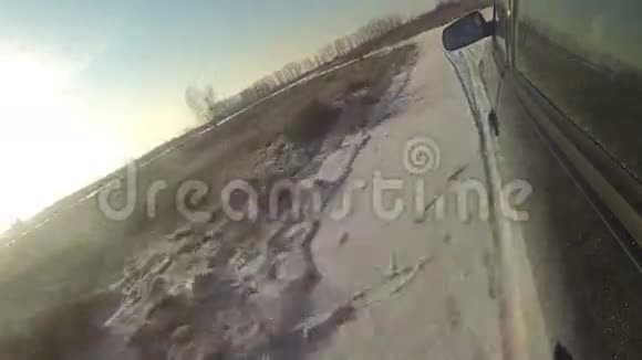 黑车在雪地上打滑视频的预览图