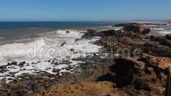 摩洛哥海滩外的海洋海景波浪在石头上跳动摩洛哥卡萨布兰卡视频的预览图