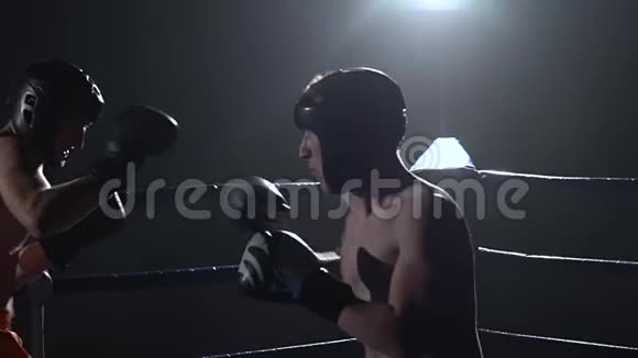 两个人在黑暗中在擂台上战斗慢动作视频的预览图