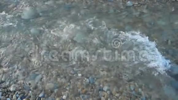 慢动作水流在一条快速的石质山河中视频的预览图