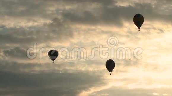 夜空中的气球剪影视频的预览图