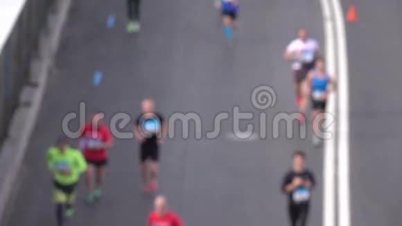 模糊的城市马拉松运动员竞争概念慢动作背景拍摄从上面看视频的预览图