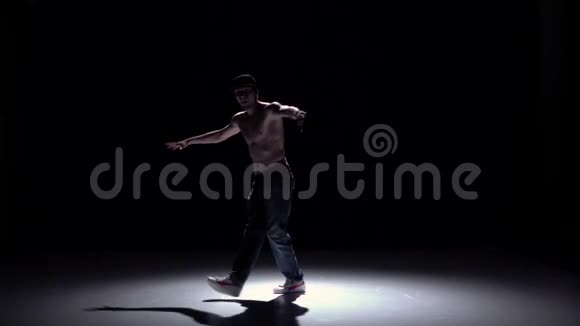 穿着长裤赤裸躯干的男子继续在黑色阴影和慢动作上跳舞视频的预览图